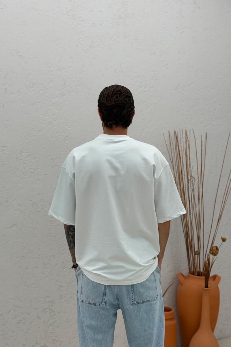 T-SHIRT NJE NGJYRESH ME SHKRIME NE PJESEN PARA MESHKUJ NE NGJYRE TE BARDHE - 4