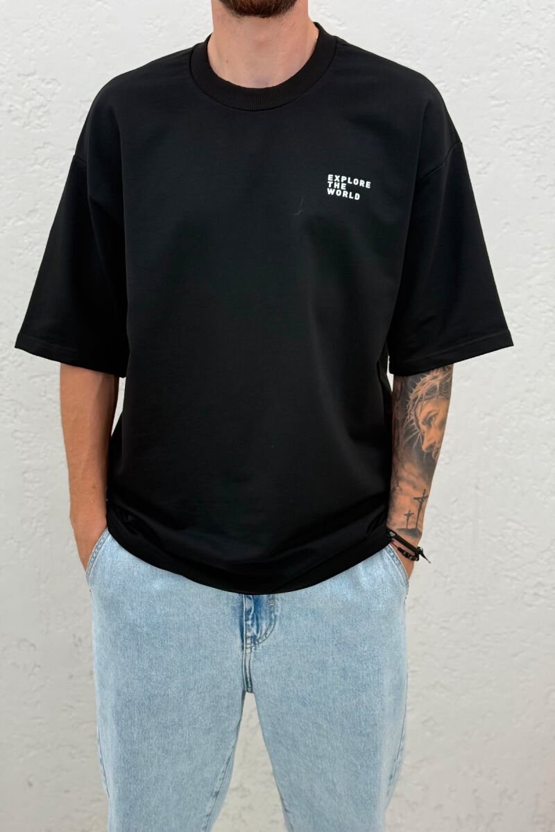 T-SHIRT NJE NGJYRESH ME SHKRIME NE PJESEN PARA MESHKUJ NE NGJYRE TE ZEZE - 2