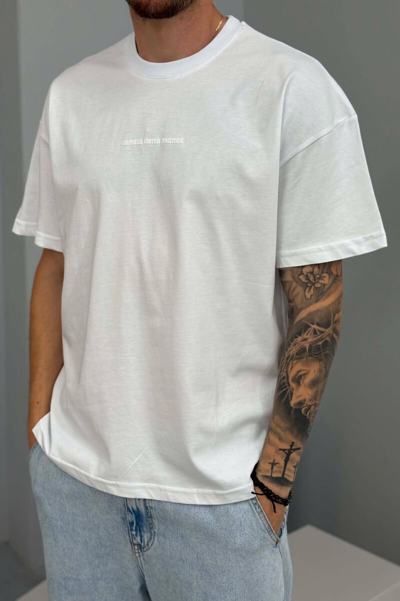 T-SHIRT NJE NGJYRESH ME SHKRIME PARA PER MESHKUJ NE NGJYRE TE BARDHE - 4