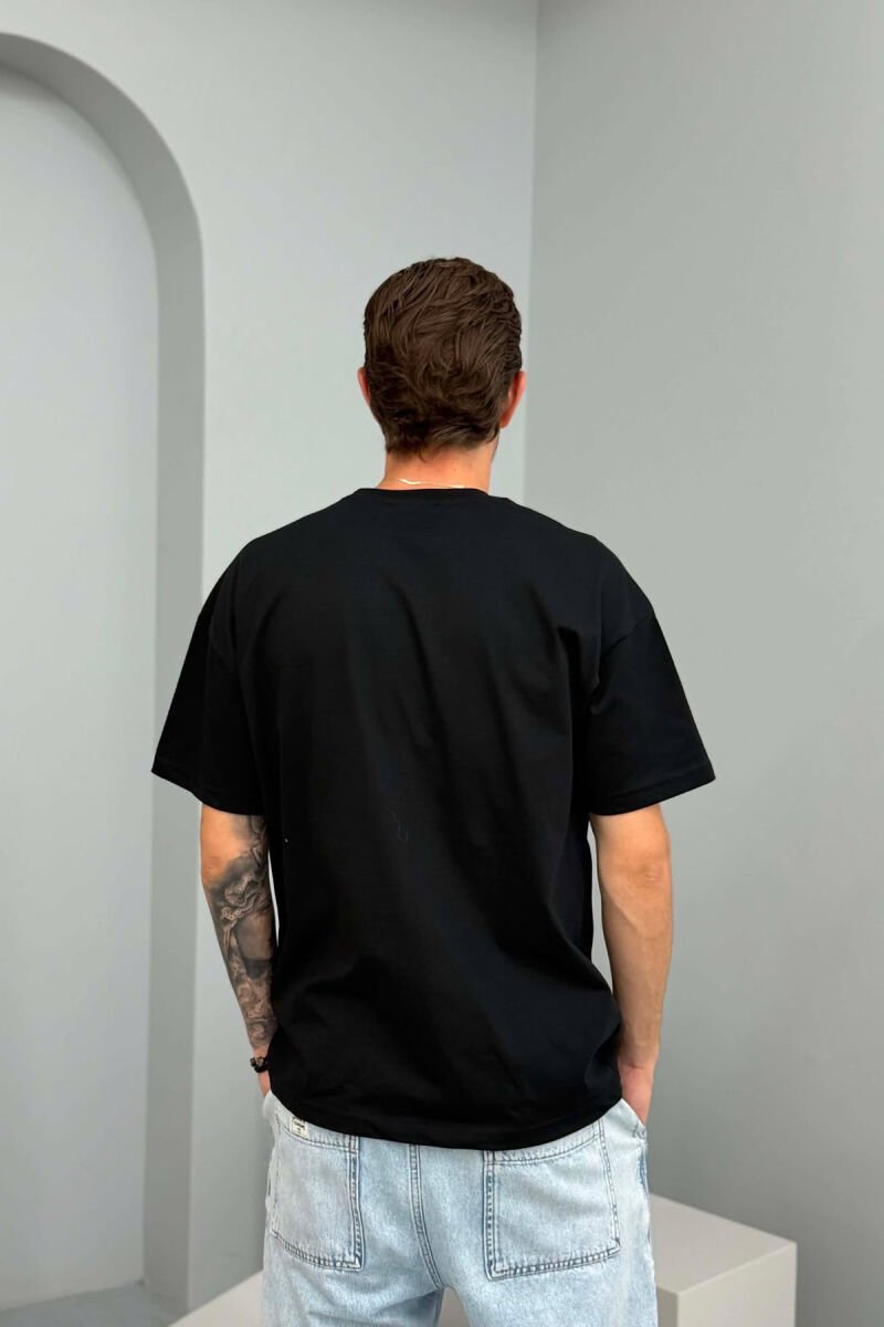 T-SHIRT NJE NGJYRESH ME SHKRIME PARA PER MESHKUJ NE NGJYRE TE ZEZE - 2
