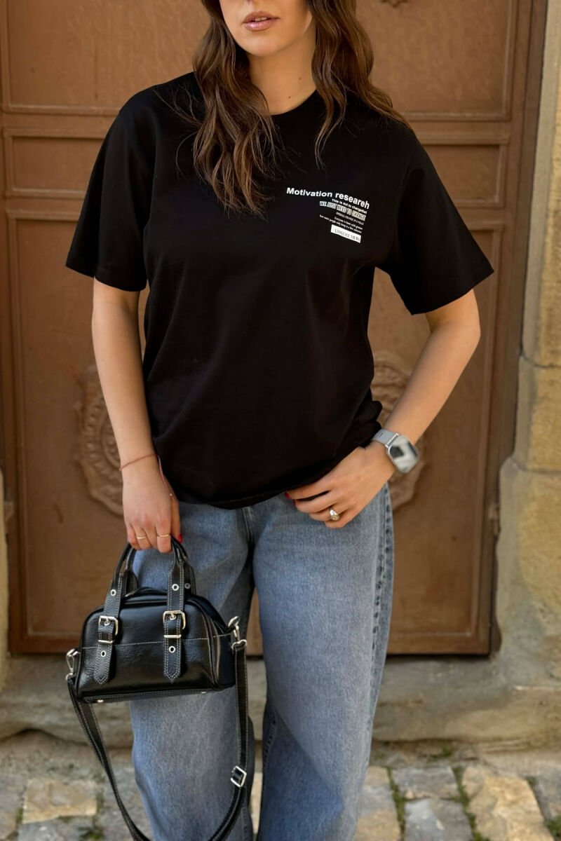 T-SHIRT NJE NGJYRESH ME SHKRIME PER FEMRA NE NGJYRE TE ZEZE + 6 PALE ÇORAPE DHURATE - 1