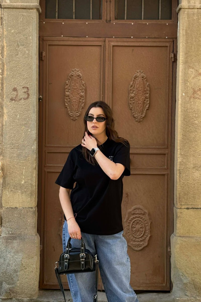 T-SHIRT NJE NGJYRESH ME SHKRIME PER FEMRA NE NGJYRE TE ZEZE + 6 PALE ÇORAPE DHURATE - 5