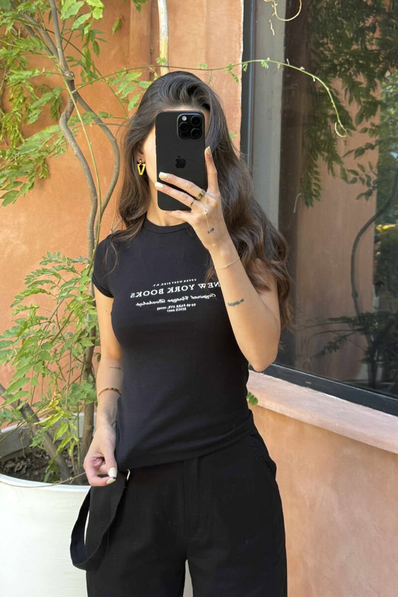 T-SHIRT NJË NGJYRËSH ME SHKRIME PËR FEMRA NË NGJYRËN E ZEZË - 1