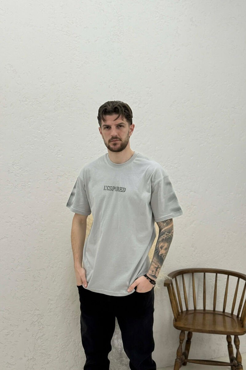 T-SHIRT NJE NGJYRESH ME SHKRIME PER MESHKUJ NE NGJYRE GRI - 1