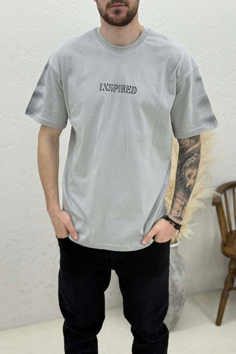 T-SHIRT NJE NGJYRESH ME SHKRIME PER MESHKUJ NE NGJYRE GRI - 3