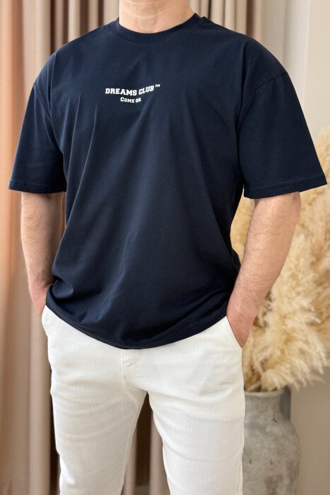 T-SHIRT NJË NGJYRËSH ME SHKRIME PËR MESHKUJ NË NGJYRËN BLU E ERRËT - 4