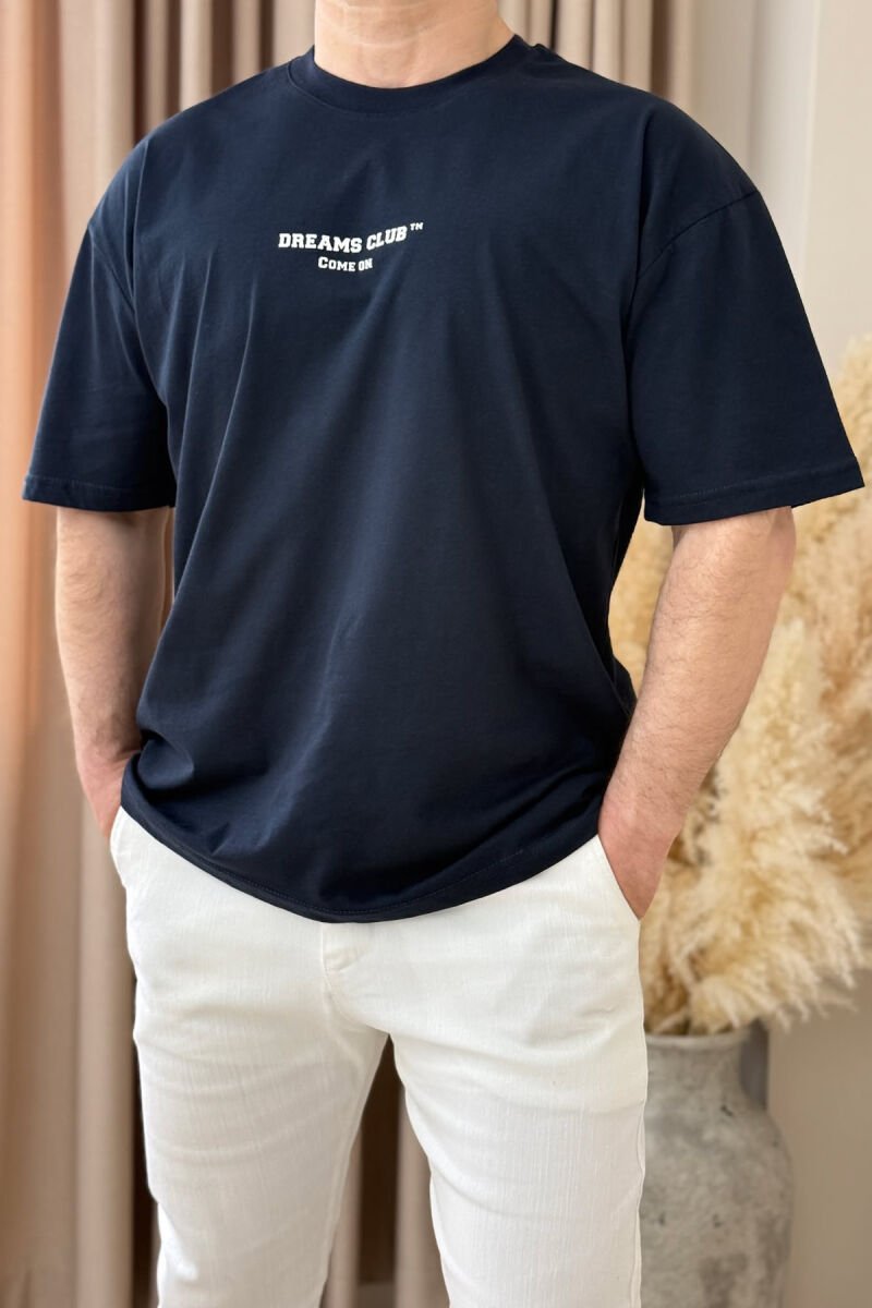 T-SHIRT NJË NGJYRËSH ME SHKRIME PËR MESHKUJ NË NGJYRËN BLU E ERRËT - 4