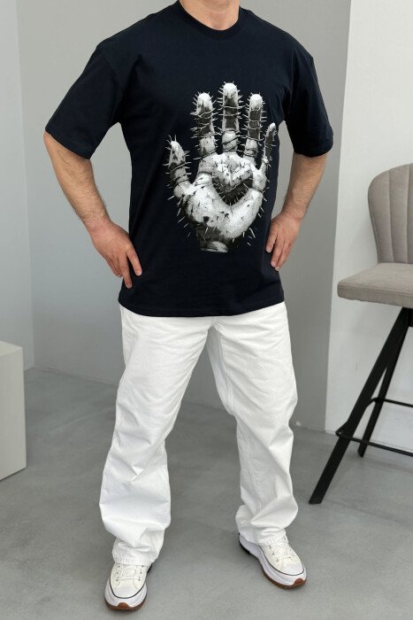 T-SHIRT NJË NGJYRËSH ME SHKRIME PËR MESHKUJ NË NGJYRËN BLU E ERRËT - 2