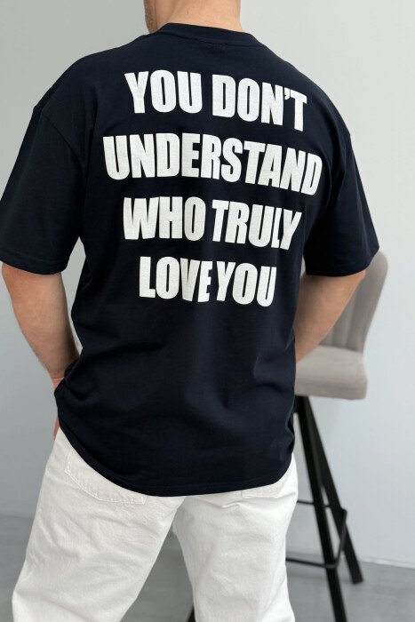 T-SHIRT NJË NGJYRËSH ME SHKRIME PËR MESHKUJ NË NGJYRËN BLU E ERRËT - 3