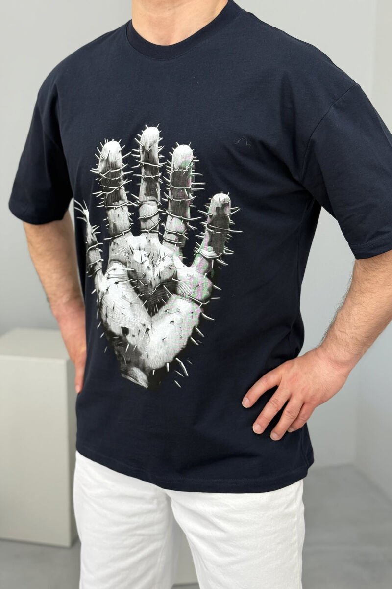 T-SHIRT NJË NGJYRËSH ME SHKRIME PËR MESHKUJ NË NGJYRËN BLU E ERRËT - 4