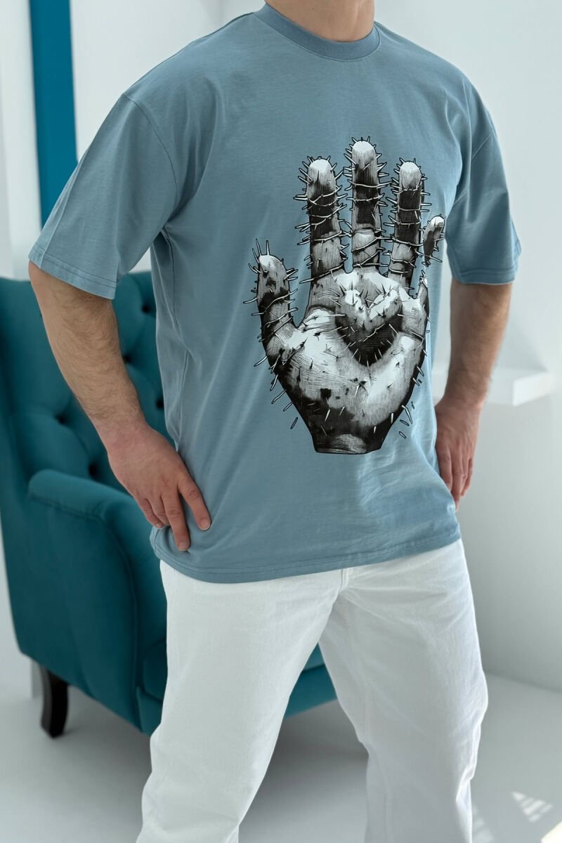 T-SHIRT NJË NGJYRËSH ME SHKRIME PËR MESHKUJ NË NGJYRËN BLU E ZBARDHUR - 1