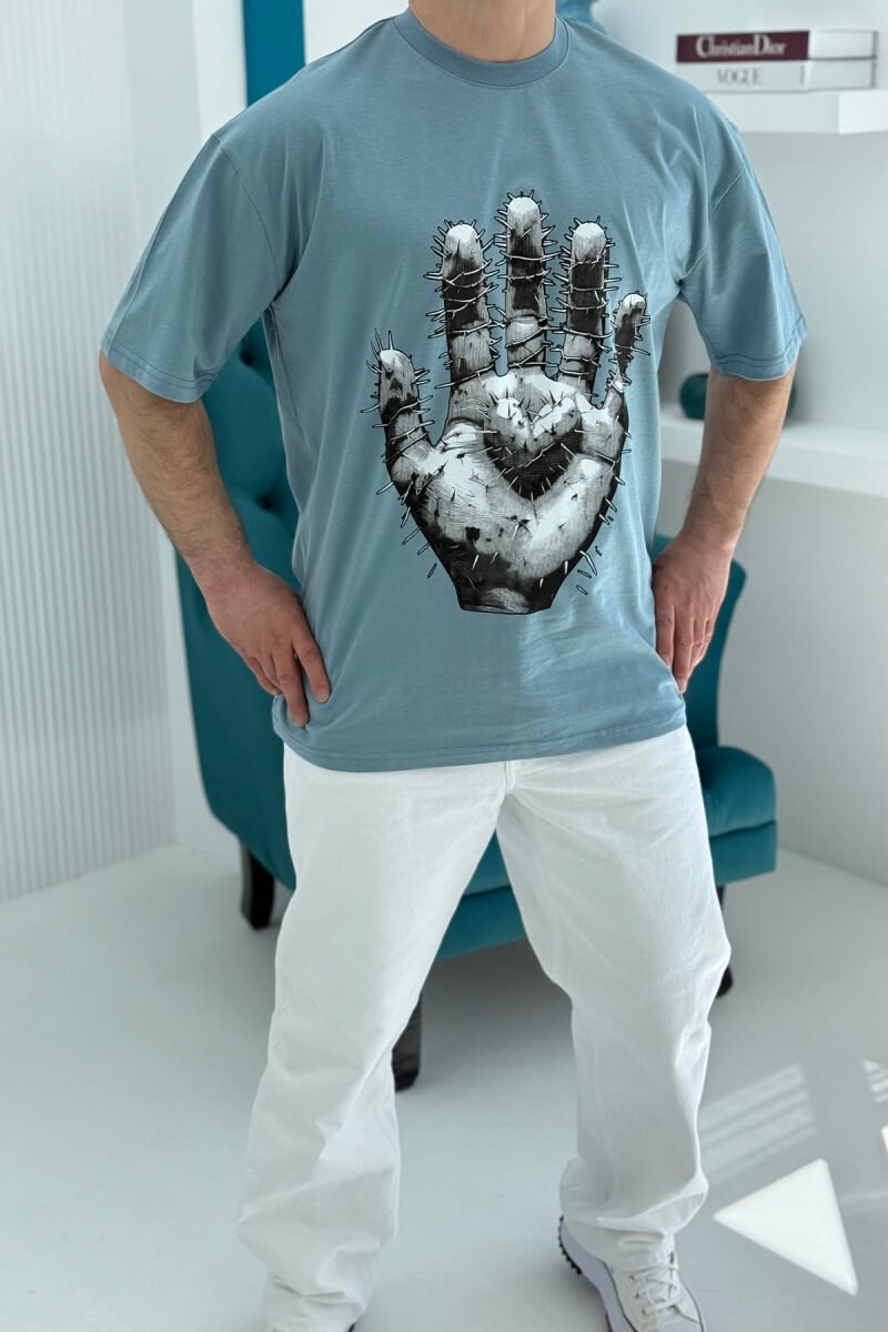 T-SHIRT NJË NGJYRËSH ME SHKRIME PËR MESHKUJ NË NGJYRËN BLU E ZBARDHUR - 2