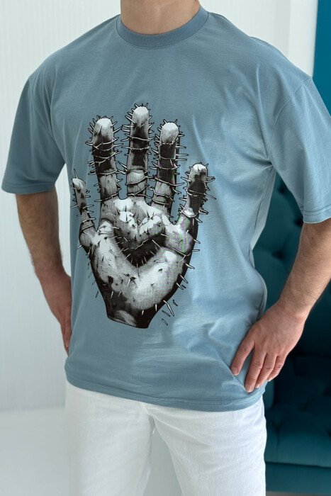 T-SHIRT NJË NGJYRËSH ME SHKRIME PËR MESHKUJ NË NGJYRËN BLU E ZBARDHUR - 3