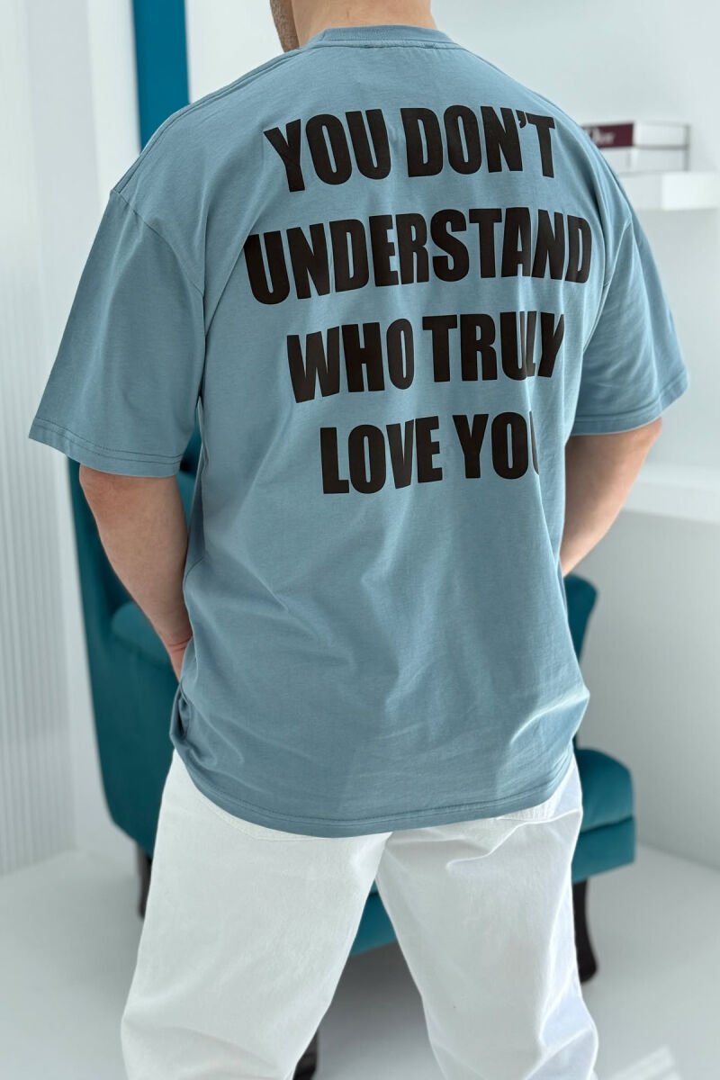 T-SHIRT NJË NGJYRËSH ME SHKRIME PËR MESHKUJ NË NGJYRËN BLU E ZBARDHUR - 4