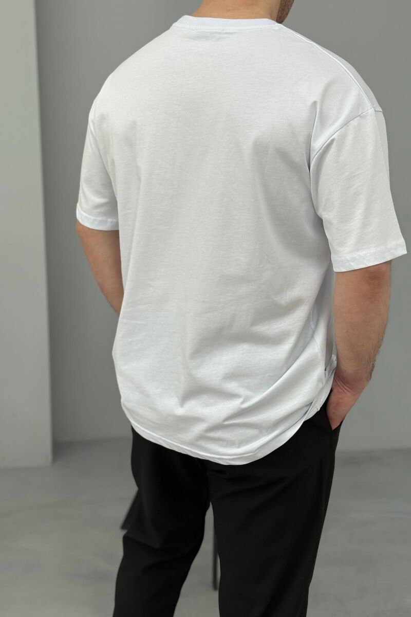 T-SHIRT NJË NGJYRËSH ME SHKRIME PËR MESHKUJ NË NGJYRËN E BARDHË - 4