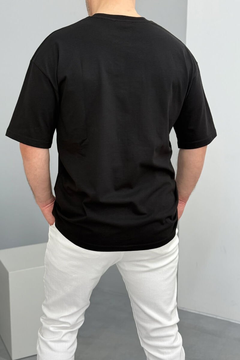 T-SHIRT NJË NGJYRËSH ME SHKRIME PËR MESHKUJ NË NGJYRËN E ZEZË - 3