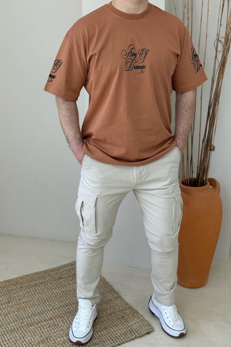 T-SHIRT NJË NGJYRËSH ME SHKRIME PËR MESHKUJ NË NGJYRËN KAFE E ZBARDHUR - 2