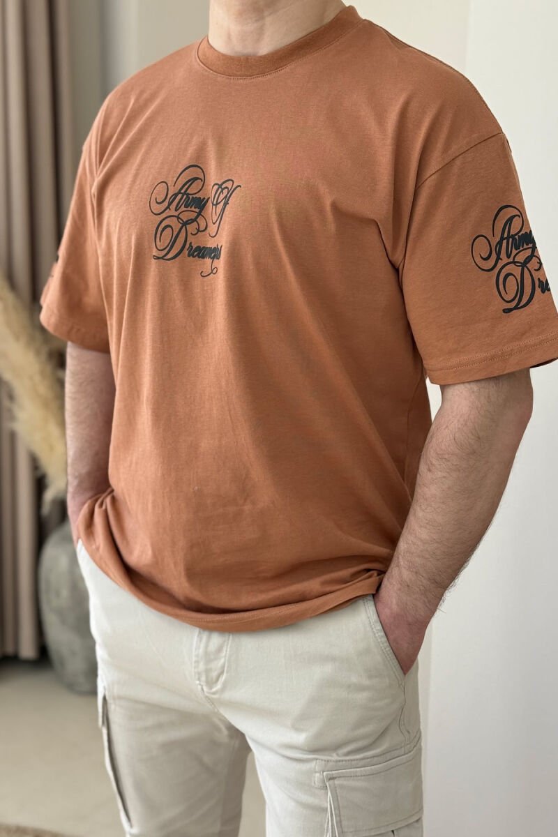 T-SHIRT NJË NGJYRËSH ME SHKRIME PËR MESHKUJ NË NGJYRËN KAFE E ZBARDHUR - 3