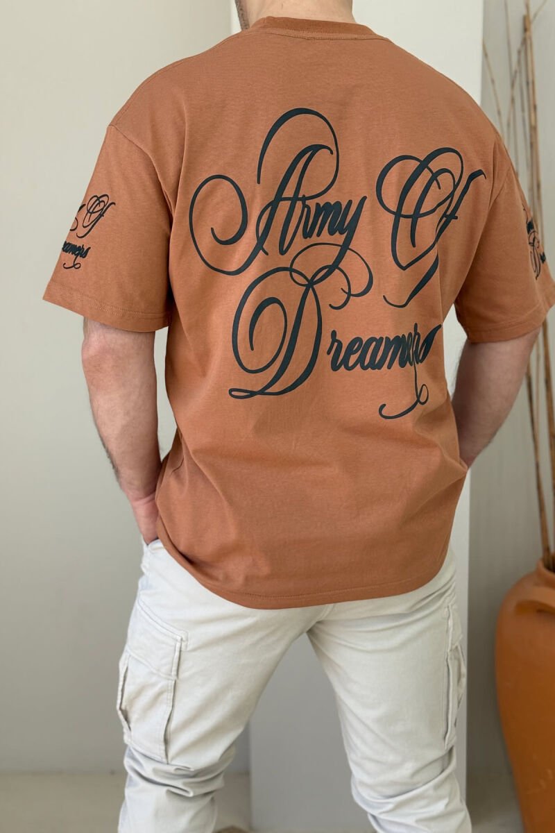 T-SHIRT NJË NGJYRËSH ME SHKRIME PËR MESHKUJ NË NGJYRËN KAFE E ZBARDHUR - 4