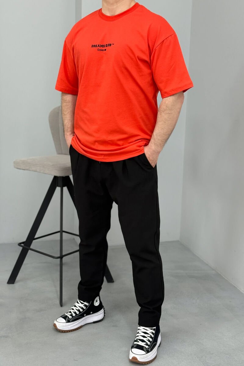 T-SHIRT NJË NGJYRËSH ME SHKRIME PËR MESHKUJ NË NGJYRËN PORTOKALLI E ERRËT - 4
