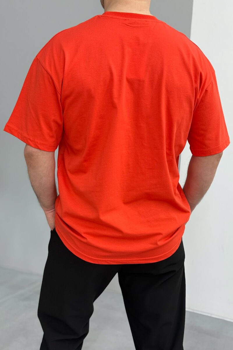 T-SHIRT NJË NGJYRËSH ME SHKRIME PËR MESHKUJ NË NGJYRËN PORTOKALLI E ERRËT - 7