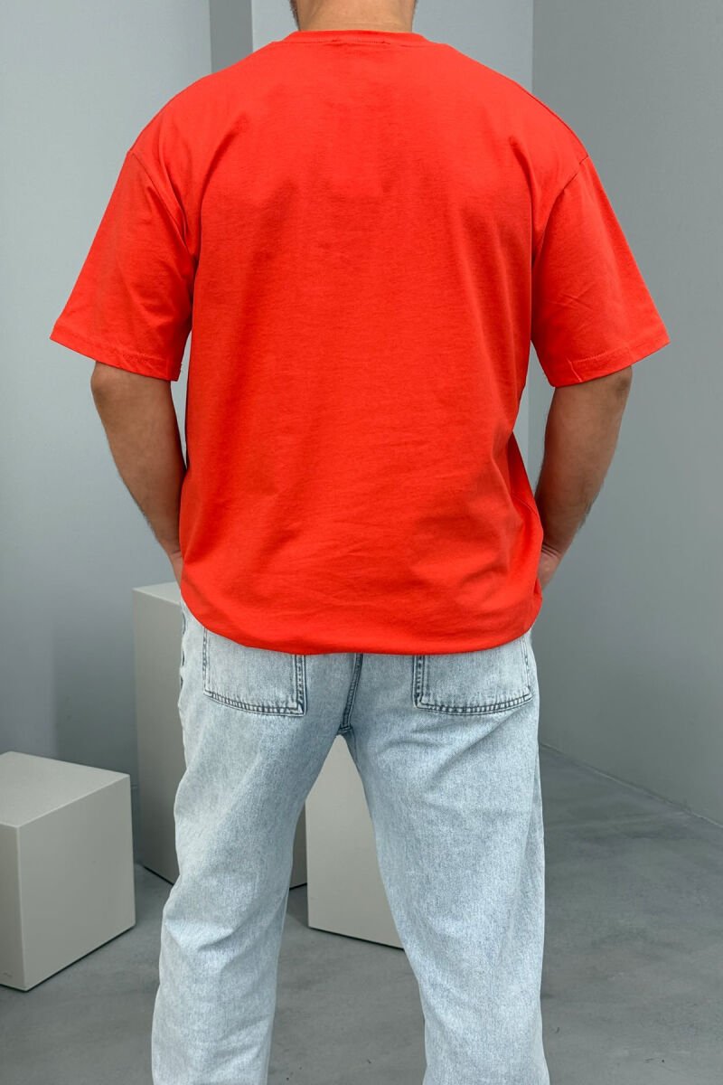 T-SHIRT NJË NGJYRËSH ME SHKRIME PËR MESHKUJ NË NGJYRËN PORTOKALLI E ERRËT - 5