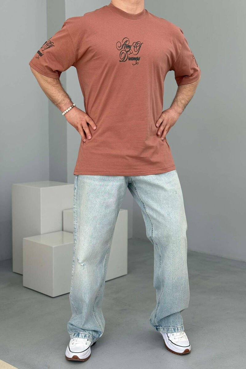 T-SHIRT NJË NGJYRËSH ME SHKRIME PËR MESHKUJ NË NGJYRËN PUDËR - 3