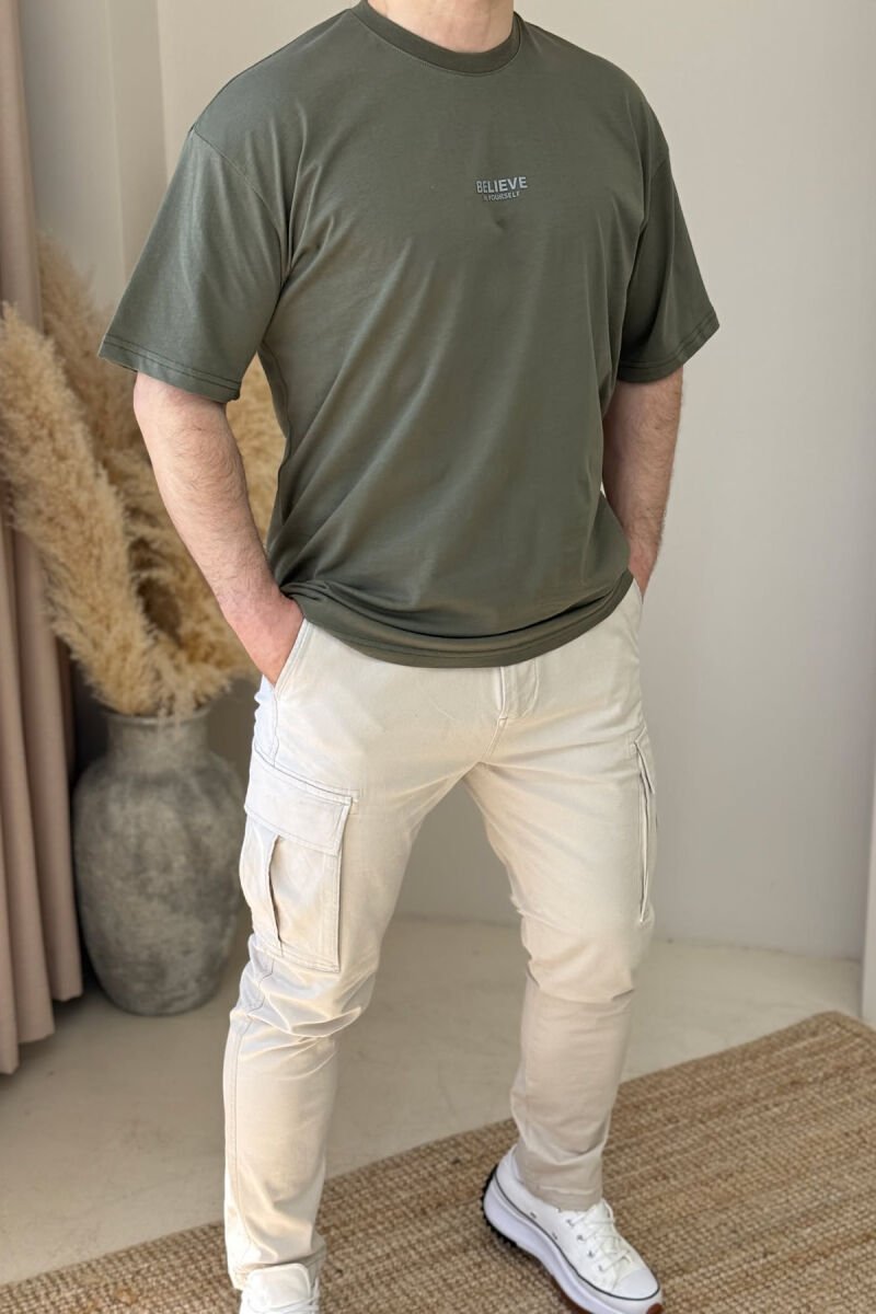 T-SHIRT NJË NGJYRËSH ME SHKRIME PËR MESHKUJ NË NGJYRËN ULLI - 2