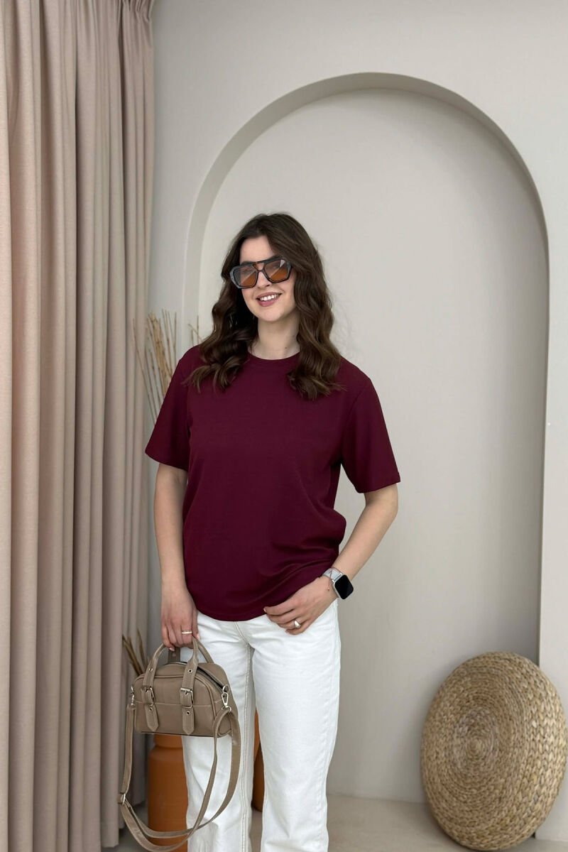 T-SHIRT NJE NGJYRESH ME TEKSTURE PER FEMRA NE NGJYRE VISHNJE + 6 PALE ÇORAPE DHURATE - 1