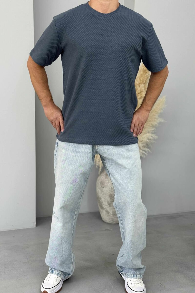 T-SHIRT NJË NGJYRËSH ME TEKSTURË PËR MESHKUJ NË NGJYRËN GRI E ERRËT - 1