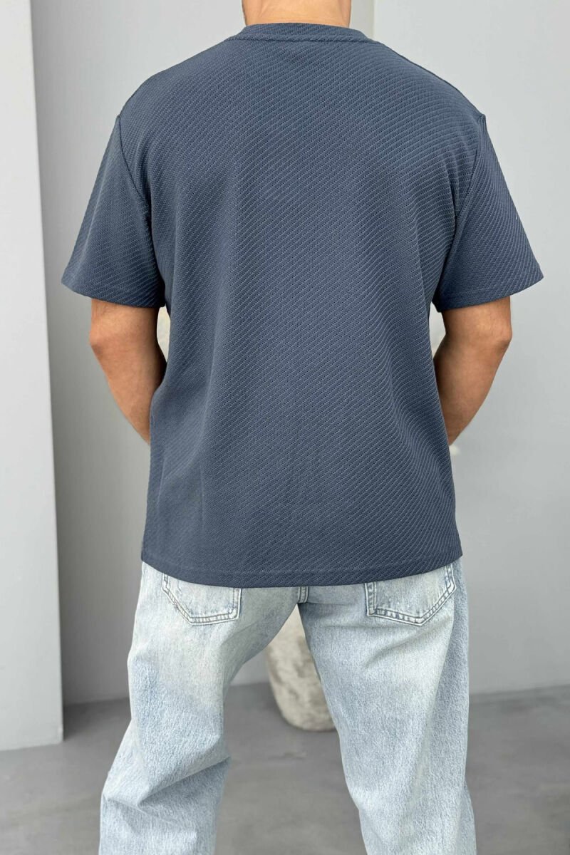 T-SHIRT NJË NGJYRËSH ME TEKSTURË PËR MESHKUJ NË NGJYRËN GRI E ERRËT - 3