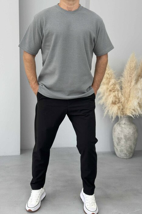 T-SHIRT NJË NGJYRËSH ME TEKSTURË PËR MESHKUJ NË NGJYRËN GRI - 2