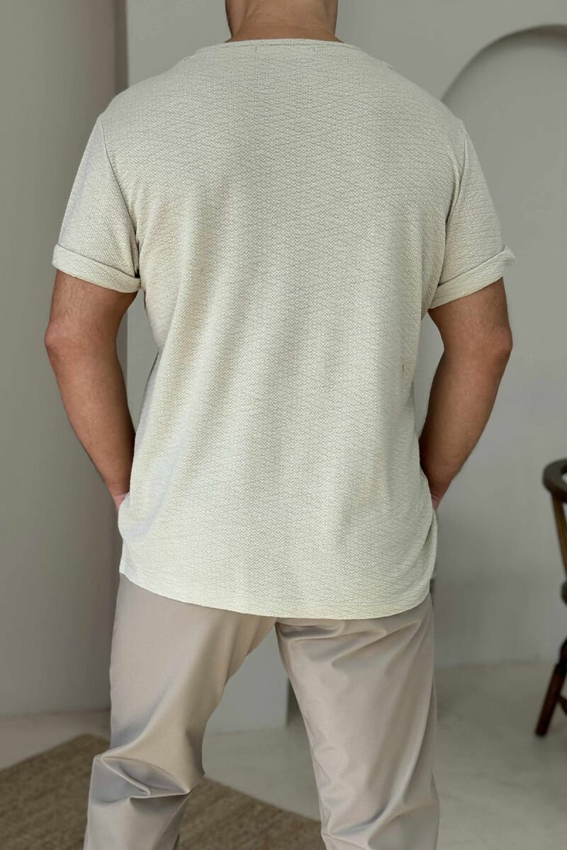 T-SHIRT NJË NGJYRËSH ME XHEP PËR MESHKUJ NË NGJYRËN BEZHË - 2