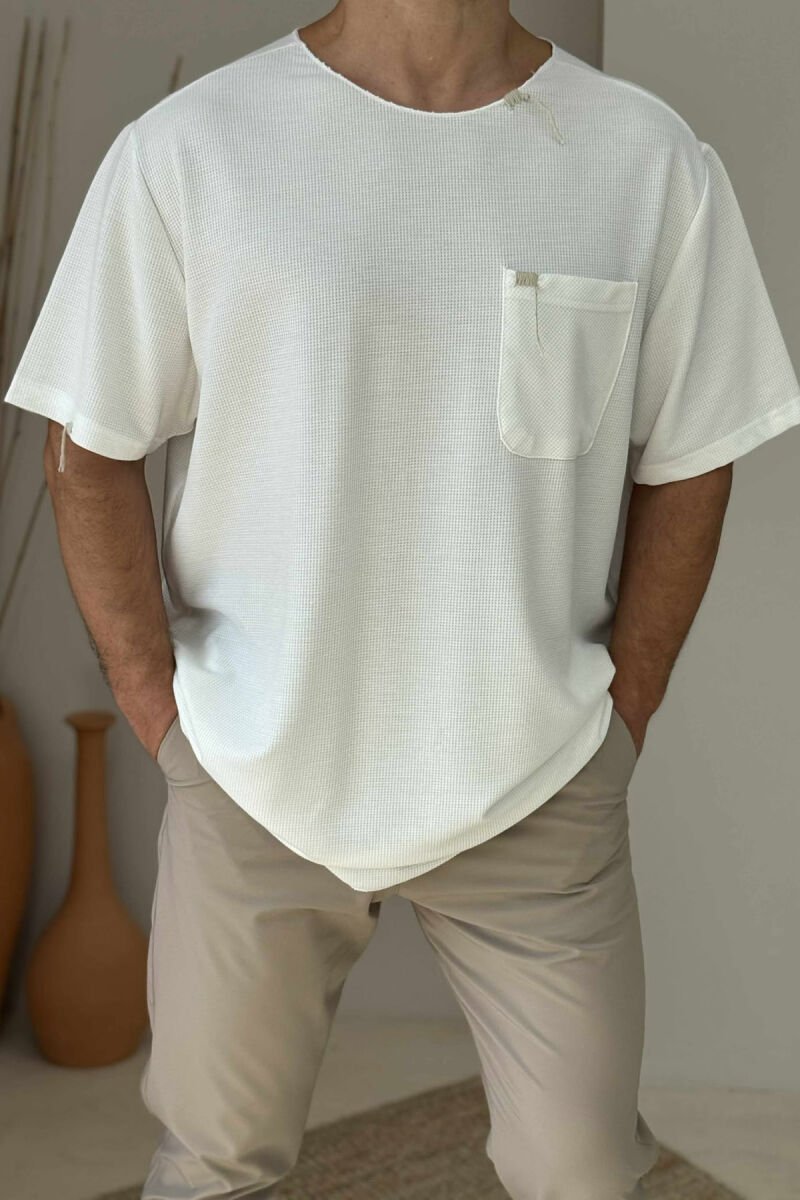T-SHIRT NJË NGJYRËSH ME XHEP PËR MESHKUJ NË NGJYRËN E BARDHË - 2