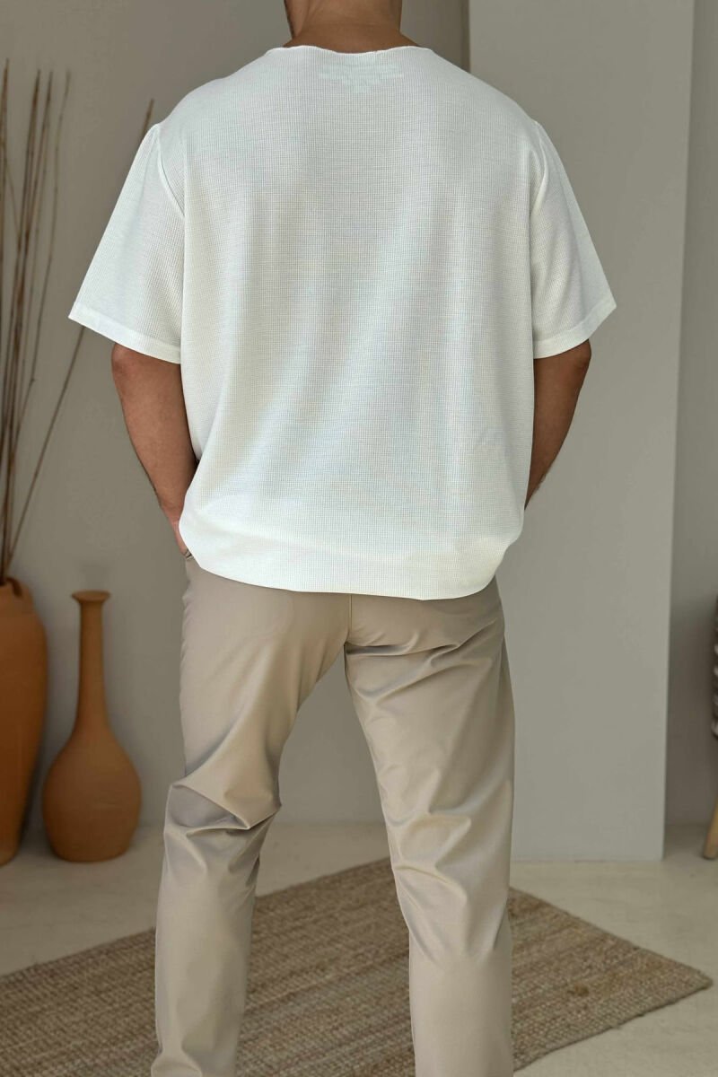 T-SHIRT NJË NGJYRËSH ME XHEP PËR MESHKUJ NË NGJYRËN E BARDHË - 3