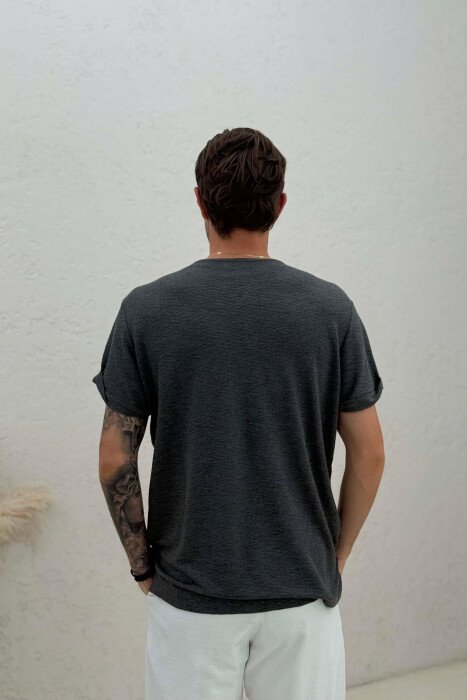 T-SHIRT NJË NGJYRËSH ME XHEP PËR MESHKUJ NË NGJYRËN GRI E ERRËT - 2