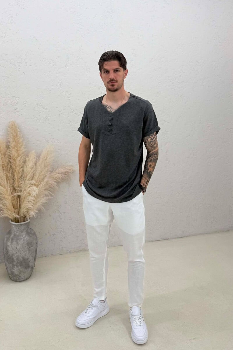 T-SHIRT NJË NGJYRËSH ME XHEP PËR MESHKUJ NË NGJYRËN GRI E ERRËT - 3
