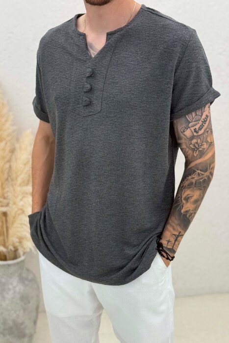 T-SHIRT NJË NGJYRËSH ME XHEP PËR MESHKUJ NË NGJYRËN GRI E ERRËT - 4