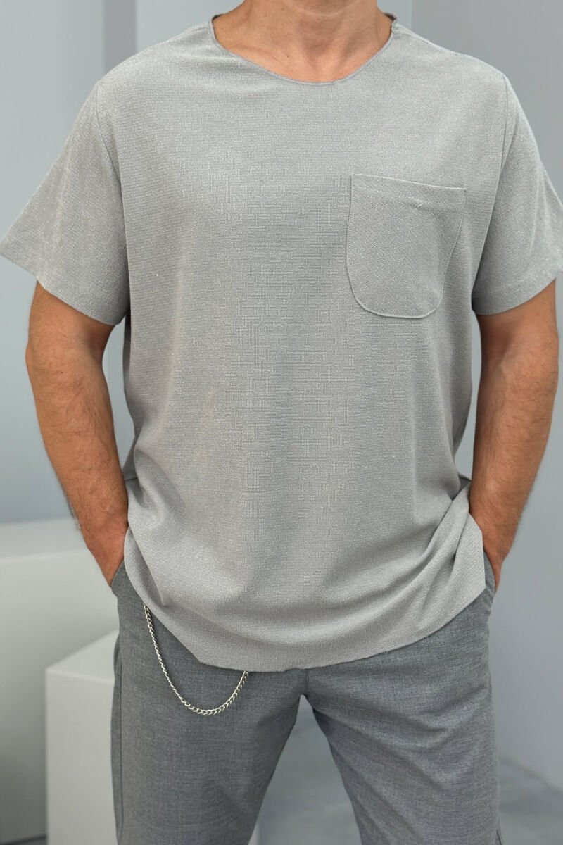 T-SHIRT NJË NGJYRËSH ME XHEP PËR MESHKUJ NË NGJYRËN GRI - 2