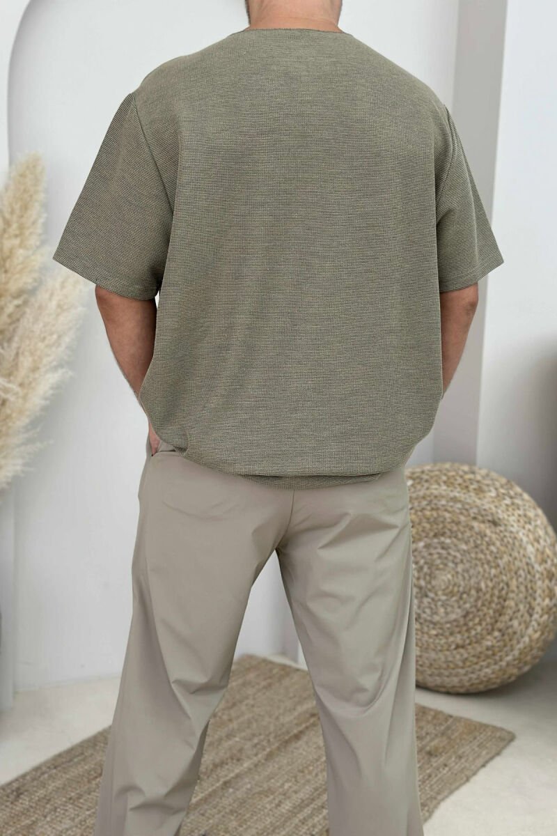 T-SHIRT NJË NGJYRËSH ME XHEP PËR MESHKUJ NË NGJYRËN JESHILE E ERRËT - 3