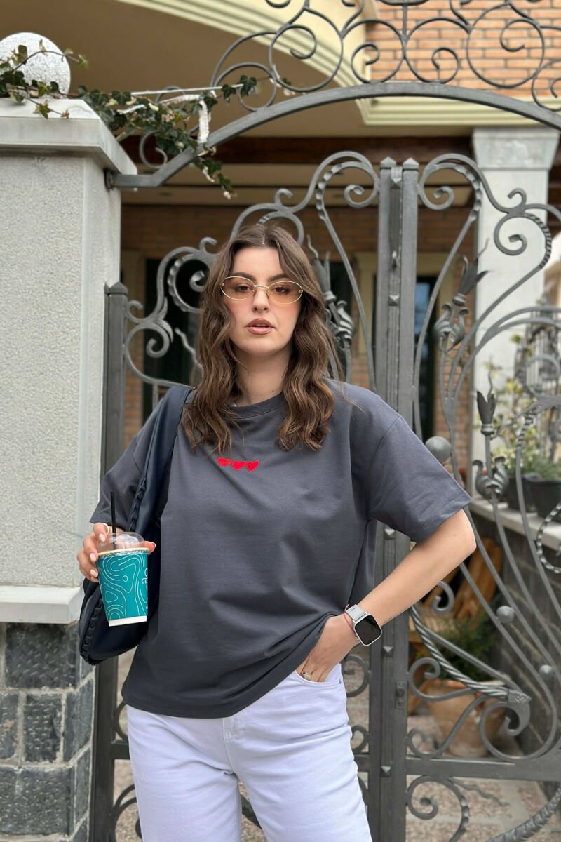 T-SHIRT NJE NGJYRESH ME ZEMRA PER FEMRA NE NGJYRE GRI TE ERRET - 2