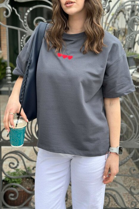 T-SHIRT NJE NGJYRESH ME ZEMRA PER FEMRA NE NGJYRE GRI TE ERRET - 3