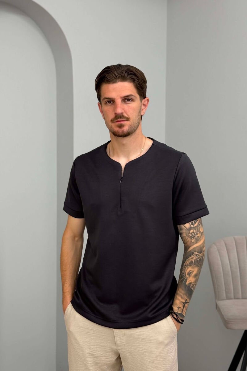 T-SHIRT NJË NGJYRËSH ME ZINXHIR PËR MESHKUJ NË NGJYRËN E ZEZË - 1