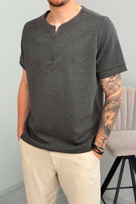 T-SHIRT NJË NGJYRËSH ME ZINXHIR PËR MESHKUJ NË NGJYRËN GRI E ERRËT - 4