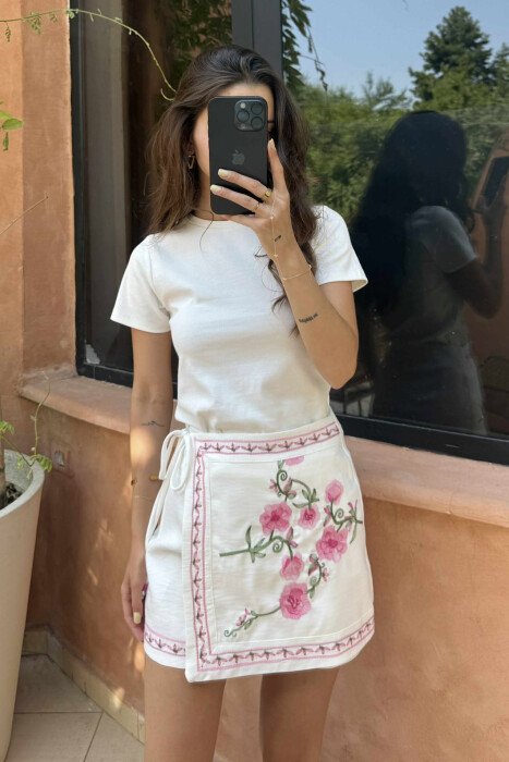 T-SHIRT NJË NGJYRËSH PËR FEMRA NË NGJYRËN E BARDHË - 2