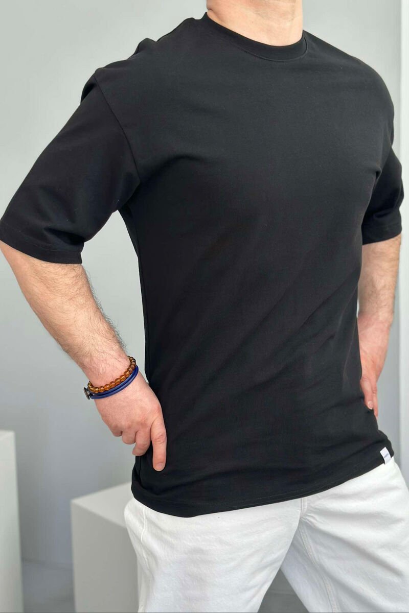 T-SHIRT NJË NGJYRËSH PËR MESHKUJ NË NGJYRËN E ZEZË - 1