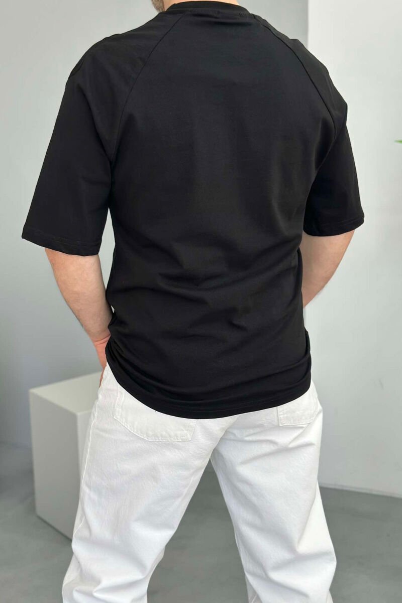 T-SHIRT NJË NGJYRËSH PËR MESHKUJ NË NGJYRËN E ZEZË - 2