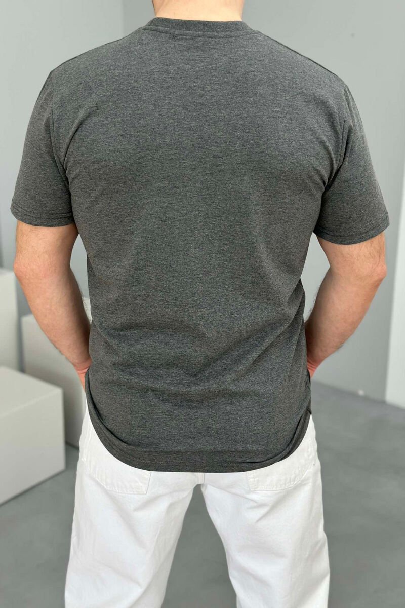 T-SHIRT NJË NGJYRËSH PËR MESHKUJ NË NGJYRËN GRI E ERRËT - 3