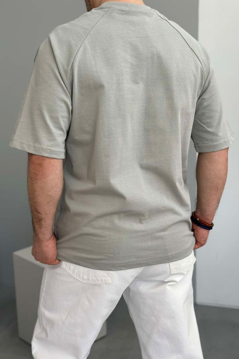T-SHIRT NJË NGJYRËSH PËR MESHKUJ NË NGJYRËN GRI - 2