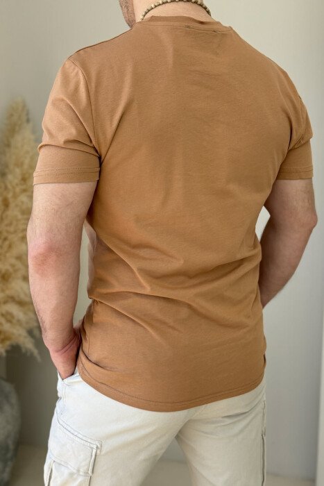 T-SHIRT NJË NGJYRËSH PËR MESHKUJ NË NGJYRËN KAFE - 4
